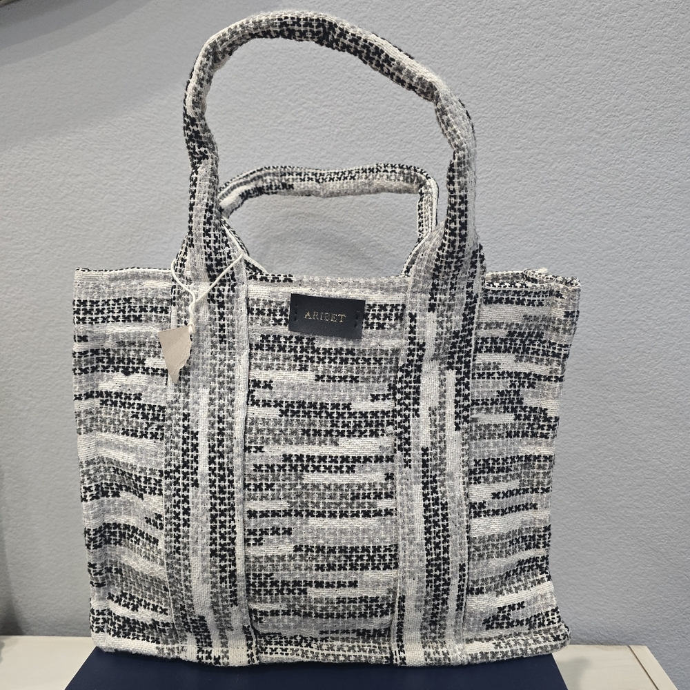 Handmade embroidered tote bag. Made in Mexico.